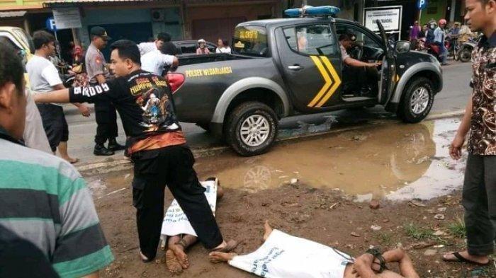tribunkalteng-dua-pria-telanjang-di-mobil.jpg