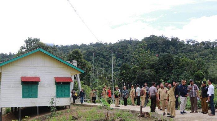 tribunkalteng-kepala-kampung-long-apari.jpg
