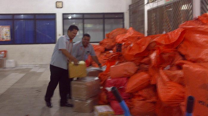 tribunkalteng-layanan-paket-pos.jpg
