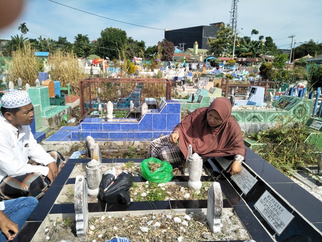 tribunkalteng-ziarah-makam_20180516_123321.jpg