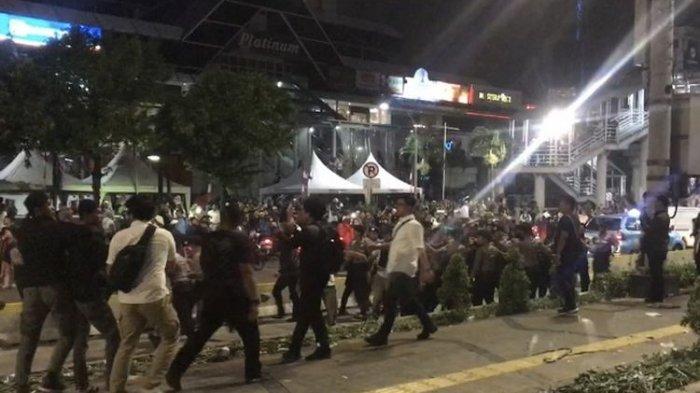 tribunkaltengcom-pembubaran-massa-aksi-22-mei-di-depan-kantor-bawaslu.jpg