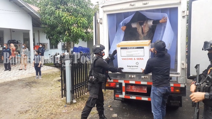 vaksin-covid-19-saat-tiba-di-gudang-farmasi-kabupaten-kapuas-kalimantan-tengah-kaltengm-asfsa.jpg