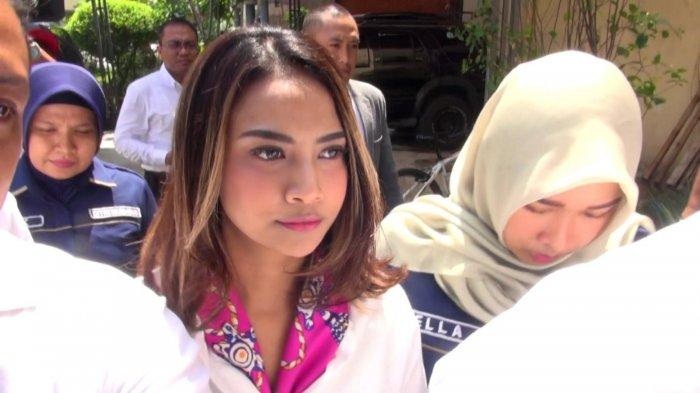 vanessa-angel-mendatangi-polda-jatim-menjalani-wajib-lapor.jpg
