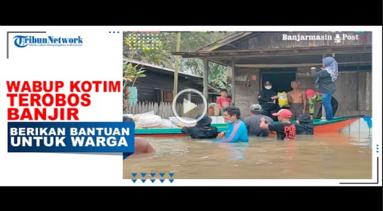 wabup-kotim-terobos-banjir-berikan-langsung-bantuan-untuk-warganya.jpg