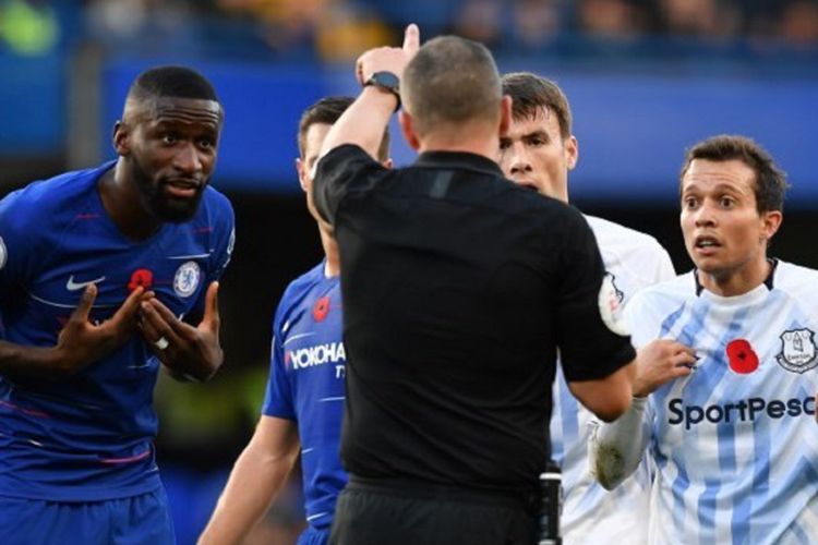 wasit-kevin-friend-memperingatkan-antonio-rudiger-kiri-dan-bernard-saat-duel-chelsea-vs-everton.jpg