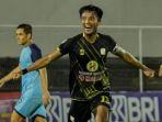 Bayu-Pradana-usai-mencetak-gol-di-pertandingan-Persela-Lamongan-vs-Barito-Putera.jpg