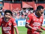 Dua-pemain-Semen-Padang-merayakan-gol-ke-gawang-Malut-United-pada-laga-semifinal-Liga-2.jpg