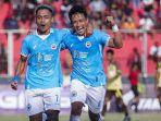 Dua-pemain-Sulut-United-merayakan-gol-dalam-Liga-2-2023.jpg