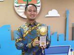 Fairid-Naparin-bawa-Piala-Adipura.jpg