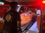 Jenazah-pria-berinisial-YL-saat-hendak-dibawa-ke-RSUD-Dr-Doris-Sylvanus.jpg