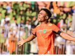 Kapten-Persibo-Bojonegoro-Osas-Saha-berselebrasi-usai-mencetak-gol.jpg
