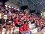 Para-suporter-saat-menonton-pertandingan-Kalteng-Putra-di-Stadion-Tuah-Pahoe-Kota-Palangkaraya.jpg