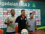 Pelatih-Persipura-Jayapura-Toni-Ho-di-Pegadaian-Liga-2.jpg