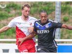 Pemain-FC-Schalke-04-vs-FC-Utrecht-berjibaku-merebut-bola.jpg