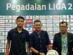 Pemain-PSCS-Cilacap-Supriyadi-kiri-Pelatih-Jessie-Mustamu-tengah.jpg