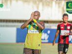 Pemain-Persewar-Waropen-Boaz-Solossa-usai-mencetak-gol-untuk-timnya-dalam-laga-Liga-2-2023.jpg