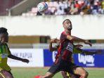 Pemain-Persipura-berjibaku-mengamankan-bola-dalam-Liga-2-2023.jpg