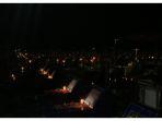 Pemandangan-kawasan-TPU-Kristen-Protestan-saat-malam-Paskah-yang-dipenuhi-cahaya-lilin.jpg