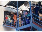 Penumpang-KM-Lawit-dari-Surabaya-di-Pelabuhan-Sampit.jpg