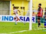 Penyerang-Persiraja-Banda-Aceh-Ferdinan-Sinaga-mencetak-gol-ke-gawang-Sada-Sumut.jpg
