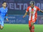 Perebutan-bola-laga-antara-Deltras-FC-vs-Persela-Lamongan-1.jpg
