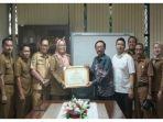 Pj-Kota-Palangka-Raya-Hera-Nugrahayu-menerima-penghargaan-atas-penerapan-Sistem-Merit.jpg