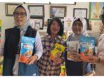 Pj-Wali-Kota-Palangkaraya-Hera-Nugrahayu-menunjukkan-produk-hasil-olahan-ikan.jpg