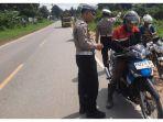Polres-Lamandau-saat-melakukan-peneguran-terhadap-pengendara-roda-dua-dan-roda-empat.jpg