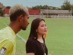 Prilly-Latuconsina-saat-melihat-klub-Liga-3-2022-Persikota-Tangerang.jpg