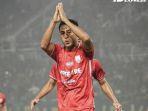 Samsul-Arif-pemain-Persis-Solo-usai-membobol-mantan-timnya-Persebaya-Surabaya.jpg