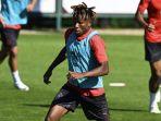 Samuel-Chukwueze-saat-bergabung-di-AC-Milan.jpg