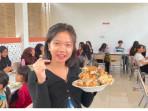 Siswi-tunjukan-kondisi-makanan-di-Sekolah-Rakyat-27-Oktober-2025.jpg