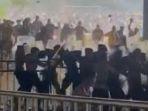 Tangkapan-layar-video-kericuhan-usai-laga-Gresik-United-vs-Deltras-FC.jpg