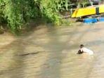Viral-Video-ABG-terseret-arus-sungai-di-kutim.jpg