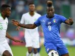 aksi-mario-balotelli-kanan-saat-membela-timnas-italia-melawan-arab-saudi_20180604_050231.jpg
