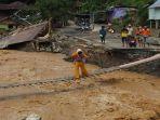 banjir-lahat-jembatan.jpg