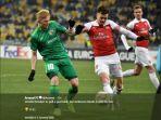 bek-arsenal-carl-jenkinson-berduel-dengan-pemain-vorskla-poltava-vladyslav-kulach.jpg