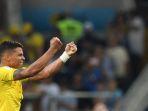 bek-brasil-thiago-silva-melakukan-selebrasi-setelah-mencetak-gol-ke-gawang-serbia.jpg