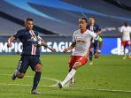 bek-psg-thiago-silva-kiri-memperebutkan-bola-dengan-penyerang-leipzig-yussuf-poulsen.jpg