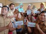 foto-enam-orang-yang-diduga-asn-di-provinsi-banten-memegang-stiker-prabowo.jpg