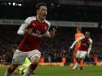 gelandang-arsenal-mesut-oezil-merayakan-gol-yang-dia-cetak-ke-gawang-liverpool-fc_20180123_055756.jpg