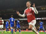 gelandang-arsenal-mesut-oezil_20181027_051304.jpg