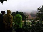 longsor-tim-evakuasi-memantau-longsoran-lereng-gunung-di-guntungbesar-tanahlaut.jpg