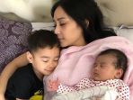 nagita-slavina-tidur-memeluk-rafathar-dan-bayi-ansara_20181015_094341.jpg