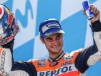 pebalap-tim-repsol-honda-dani-pedrosa-merayakan-keberhasilannya-finis_20180102_064153.jpg