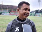 pelatih-psps-riau-jafri-sastra-saat-masih-melatih-psms-medan.jpg