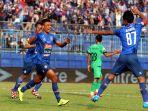 pemain-arema-fc-dedik-setiawan-kiri-dan-alfarizie.jpg