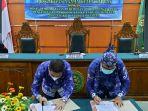 plt-kepala-dp3appkb-kapuas-santoso-kanan-bersama-ketua-pengadilan-agama-teken-mou-hak-anak.jpg