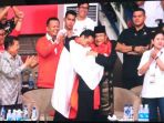 presiden-jokowi-berpelukan-dengan-prabowo_20180829_194522.jpg