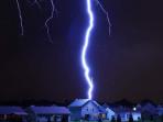 rumah-tersambar-petir.jpg